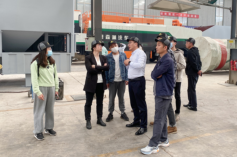 華中科技大學、中南大學一行蒞臨德森生產(chǎn)基地考察調(diào)研